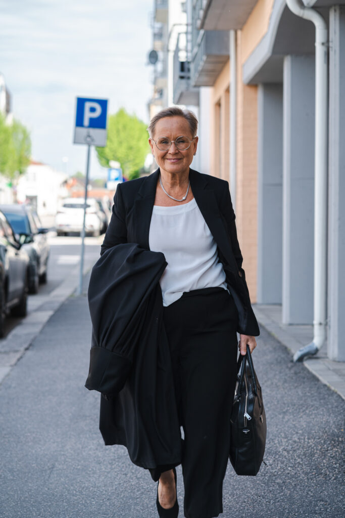 Miljøfotografi av en middelaldrende kvinnelig advokat som spaserer på gaten